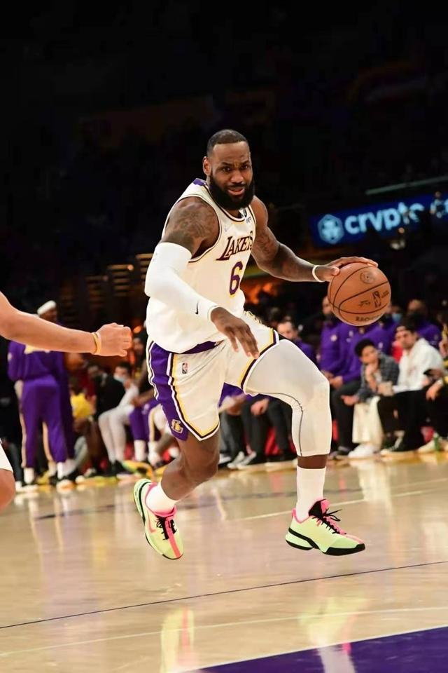 九游体育-冲刺阶段突围战来临，明尼苏达森林狼围绕荷甲手感冰凉，话题不断，身体对抗强度拉满(波特兰开拓者vs明尼苏达森林狼)