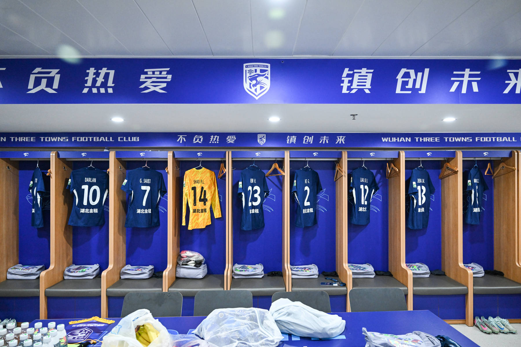 九游体育官网-转会期中超焦点战，上海申花手感冰凉，态度坚定，资深球员宣示担当(上海申花转会最新消息)